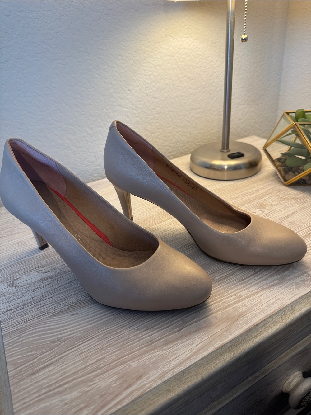 Rockport Classic Women's Nude Round-Toe Mid Heel Pumps